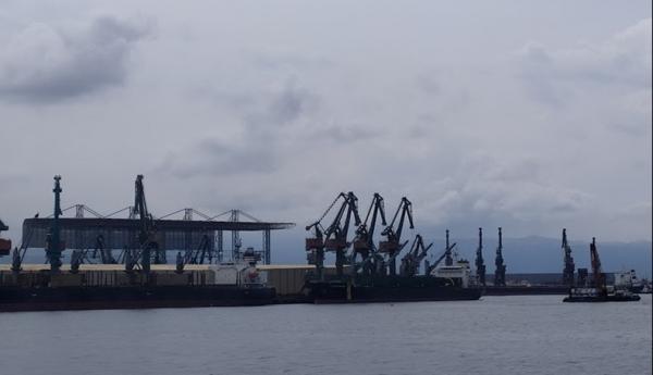 Deretan crane raksasa di jetty (dermaga) PT IMIP untuk memperlancar proses loading dan unloading. (Foto: Zen Teguh Triwibowo/iNews.id)