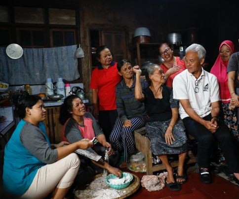 Capres nomor urut 3 Ganjar Pranowo berbincang santai dengan emak-emak saat menginap di rumah Mbah Sudiarsih, Kulonprogo. (Foto: MPI)