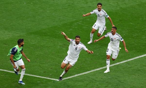 Striker Irak Aymen Hussein kartu merah gegara selebrasi makan saat melawan Yordania (Foto: REUTERS)