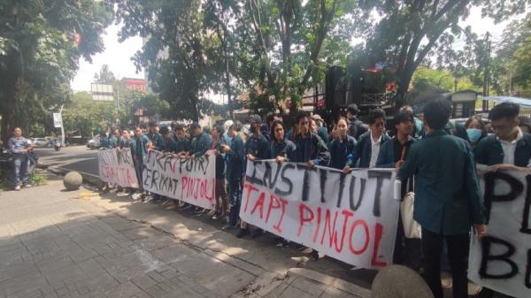 Protes Tawaran Bayar UKT Pakai Pinjol, Mahasiswa ITB Demo di Gedung Rektorat
