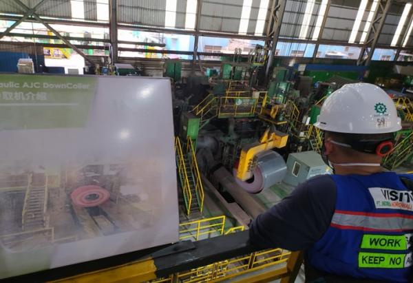 Aktivitas smelter di GCNS yang mengolah ore nikel menjadi baja nirkarat. (Foto: Zem Teguh Triwibowo/iNews.id)