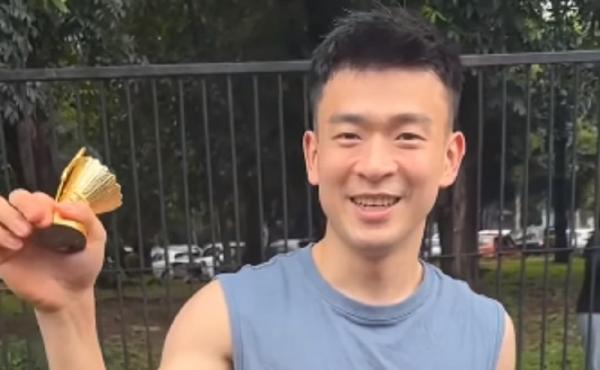 Zheng Si Wei Viral trofi Indonesia Masters 2024 ganda campuran China Zheng Si Wei hancur berkeping-keping. (foto: bwf)