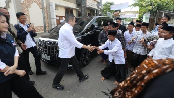 Ketum Perindo Hary Tanoesoedibjo Disambut Hangat Santri saat Tiba di Ponpes Kempek Cirebon (Foto: iNews)