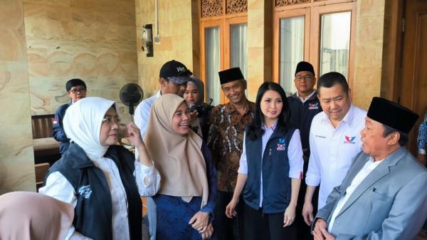 Siti Atikoh Tiba Cirebon, Disambut Pimpinan Ponpes dan TPN Hary Tanoe (Foto: iNews/Aziz Indra)
