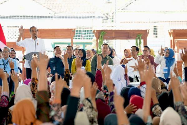 Presiden Jokowi dan Sultan HB X PNM Mekaar Presiden Jokowi mengajak Sri Sultan Hamengkubuwono X untuk bertemu ibu-ibu nasabah PNM Mekaar. (Foto: dok PNM)