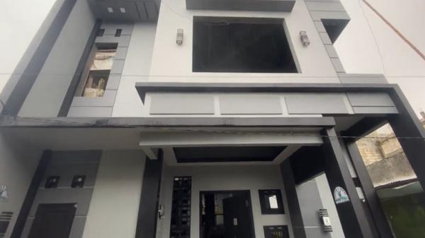 Defit Susanto, warga Banjarnegara memiliki puluhan domba kontes  yang ditempatkan di rumah mewah. (Foto: Elis Novit).