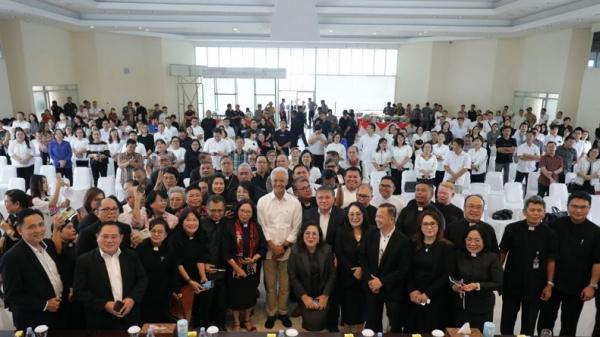 Capres Ganjar Pranowo bersama ratusan pekerja Majelis Sinode Gereja Masehi Injil di Minahasa (GMIM) di Kota Tomohon, Sulawesi Utara, Kamis (1/2/2024). (Foto: MPI)