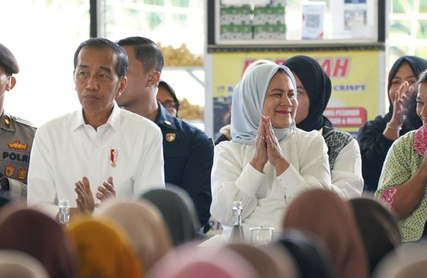 Joko Widodo dan Iriana Joko Widodo PNM Mekaar Presiden Joko Widodo memberikan tas produksi nasabah PNM ke Iriana Joko Widodo. (Foto: dok PNM)