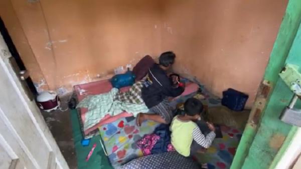 Kondisi Suami Dorong Gerobak Bawa Istri Lumpuh Kondisi Suami Dorong Gerobak Bawa Istri Lumpuh Berobat di Rumah Kontrakan (Foto: iNews/Sudirman)