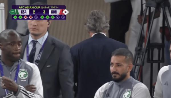 Pelatih Timnas Arab Saudi Roberto Mancini pergi saat tendangan penalti penentu kemenangan Korea Selatan pada 16 besar Piala Asia 2023 di Stadion Education City, Al Rayyan, Qatar, Selasa (30/1/2024). (Foto: Guardian Youtube)