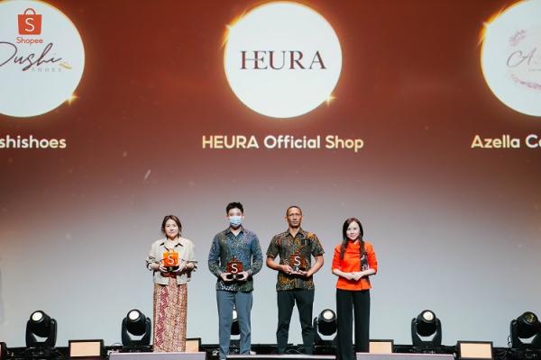 Ketiga UMKM Penerima Penghargaan dalam Shopee Super Awards 2023. (Ki-Ka: Dushishoes, Heura Official Shop, Azella Collections, Direktur Eksekutif Shopee Indonesia, Christin Djuarto). (Foto: dok Istimewa)