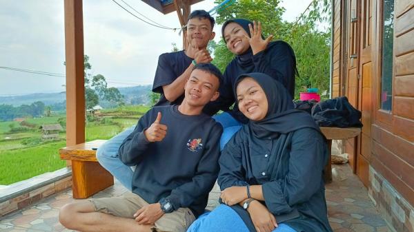 Dua pasangan kembar melangsungka resepsi pernikahan bersama saat ditemui di rumahnya di Cimaung, Kabupaten Bandung (Foto: iNews/Agu Ilman)