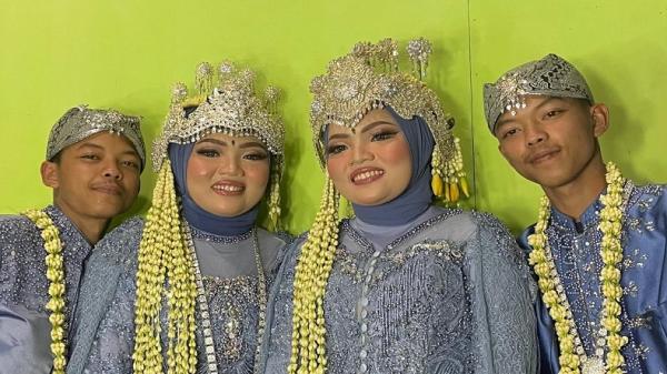 Dua pasangan kembar yang melangsungkan acara resepsi pernikahan viral di media sosial (Foto: Istimewa)