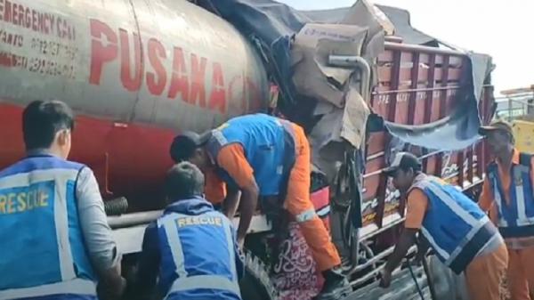 Kecelakaan di Tol Madiun Truk Balapan Tabrak Tangki 1 Sopir Tewas Terjepit (Foto: iNews/Arief Wahyu Effendi)
