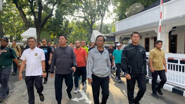 Mahfud MD Lari Pagi Sebelum Kemasi Barang di Kemenko Polhukam Mahfud MD Lari Pagi Sebelum Kemasi Barang di Kemenko Polhukam