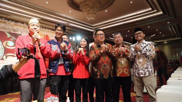 Alam Ganjar saat menghadiri acara menyambut Imlek bersama dalam kebhinekaan dalam rangka perayaan Hari Raya Imlek di Golden City, Surabaya, Jawa Timur, Jumat (2/2/2024). (Foto: MPI)
