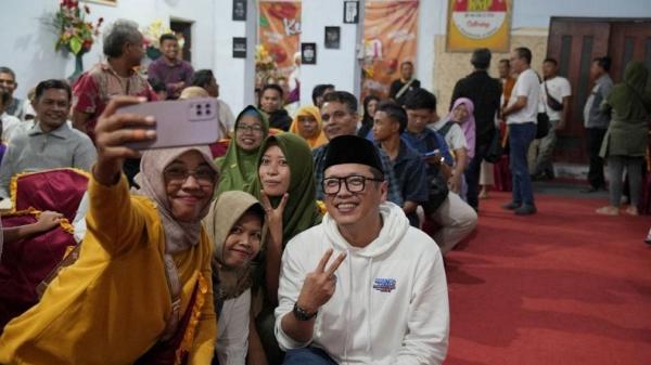 Caleg DPR RI dan Provinsi Jatim dari Partai Perindo Andro-Meriza yang gencar dengan program traktir warga dalam menggaet pemilih beragam usia. (Foto: MPI/Arif Wahyu Efendi)