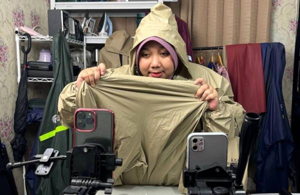 Sosok Dini saat melakukan live stream. (Foto: dok Istimewa)