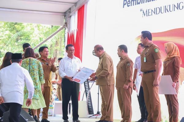 Mentan Amran Beri Bantuan (Foto: dok Kementan)