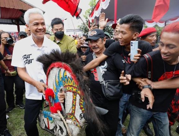 Capres nomor urut 3 Ganjar Pranowo mencoba bermain jathilan di Sleman. (Foto: MPI)