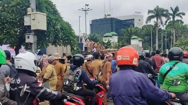 Apdesi Demo Lagi di Depan DPR, 2.730 Petugas Gabungan Amankan Aksi