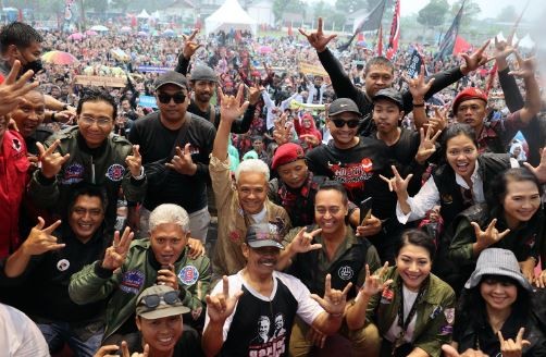 Capres nomor urut 3 Ganjar Pranowo pose bersama ribuan pendukungnya yang rela hujan-hujanan saat hajatan rakyat di Magelang, Rabu (7/2/2024). (foto: ist)