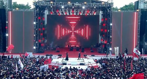 Meriah, Rony Parulian dan Nabila Taqiyah Ajak Penonton Nyanyi di Konser Hajatan Rakyat Banyuwangi  