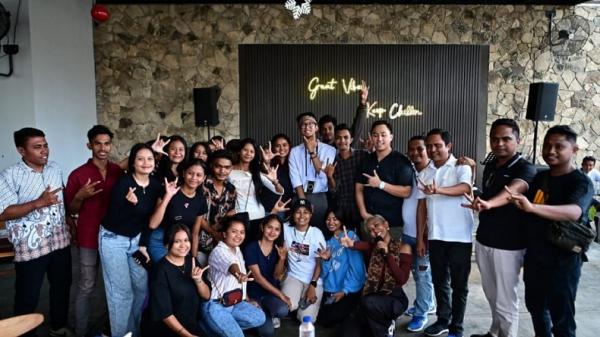 alam ganjar di sumba Putra Capres Ganjar Pranowo, Muhammad Zinedine Alam Ganjar bersama pemuda Sumba di Waingapu, Kabupaten Sumba Timur, NTT, Rabu (7/2/2024). (Foto: MPI)