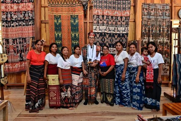 Alam Ganjar Sambangi Kampung Raja Praingu di Sumba, Diskusi soal Industri UMKM