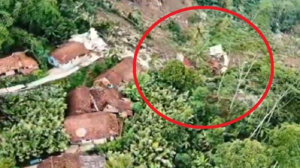 Kondisi rumah ambruk rata dengan tanah Kondisi rumah ambruk rata dengan tanah (Foto: Istimewa)