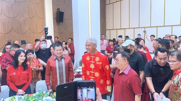 Ganjar Pranowo Hadiri Makan Malam Imlek Bersama HT, Pakai Kemeja Changshan