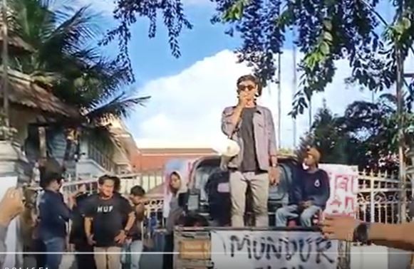 Mahasiswa yang tergabung dalam Forum BEM Se-DIY demonstrasi di DPRD. (Foto: iNews)