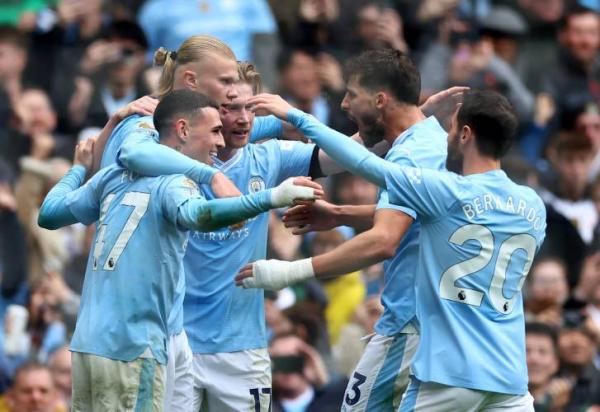 Erling Haaland Manchester City Striker Manchester City Erling Braut Haaland dipeluk rekan-rekannya usai mencetak dua gol ke gawang Everton pada pekan ke-24 Liga Inggris 2023-2024 di Etihad Stadium, Sabtu (10/2/2024). (Foto: REUTERS)