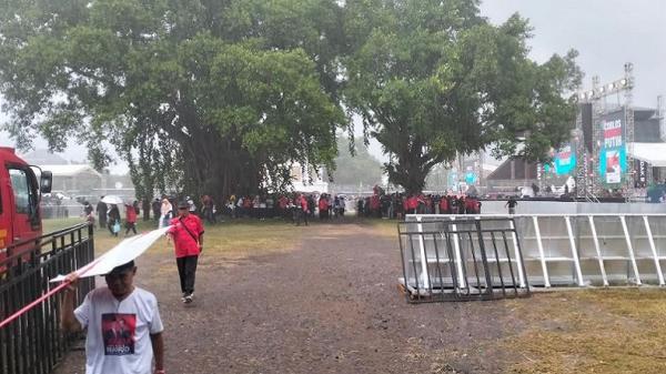 Ribuan massa hujan-hujanan menunggu orasi Ganjar dalam kampanye akbar di Benteng Vastenburg Solo. (Foto: MPI/R August)