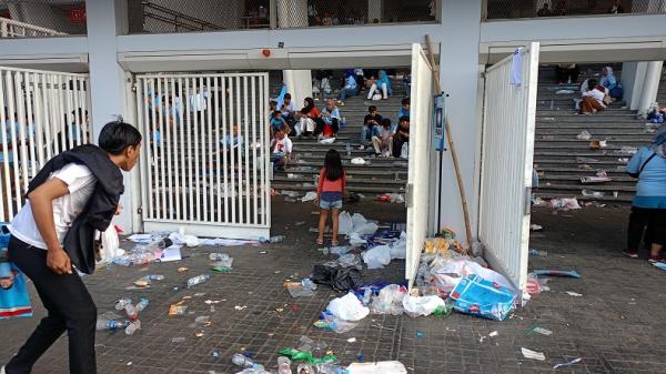 Pendukung Prabowo-Gibran meninggalkan sampah berserakan usai kampanye akbar di SUGBK, Senayan. (Foto: Giffar Rivana)