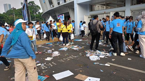 Pendukung Prabowo-Gibran meninggalkan sampah berserakan usai kampanye akbar di SUGBK, Senayan. (Foto: Giffar Rivana)
