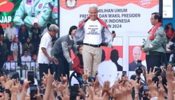 Bangkitkan Semangat Perjuangan Dono Warkop DKI, Ganjar Pranowo Kenakan Kaos Clean Government