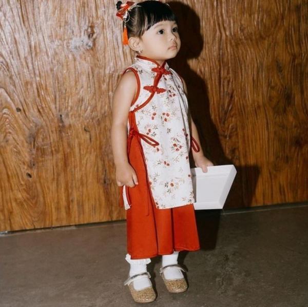 Potret gemas Ameena pakai baju cheongsam khas Imlek. (Foto: instagram)