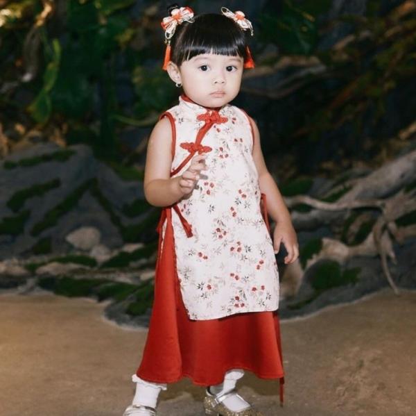 Potret gemas Ameena pakai baju cheongsam khas Imlek. (Foto: instagram)