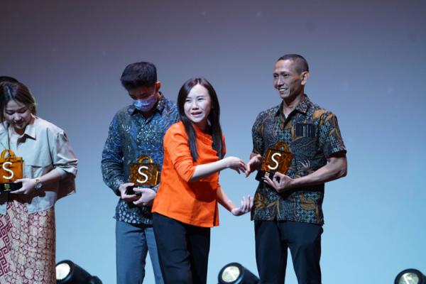 Direktur Eksekutif Shopee Indonesia, Christin Djuarto memberikan penghargaan Kategori Super Livestreamer UMKM kepada Pemilik Azella Collections, Triana Saptiaji. (Foto: Ist)