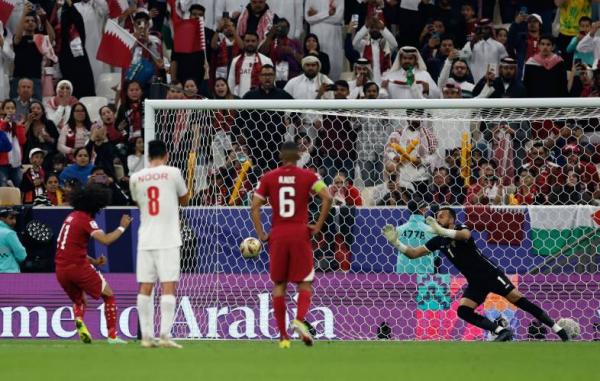 Penalti Akram Afif Striker Qatar Akram Afif mencetak gol dari titik penalti ke gawang Yordania pada final Piala Asia 2023, Sabtu (10/2/2024) malam WIB. (Foto: REUTERS)