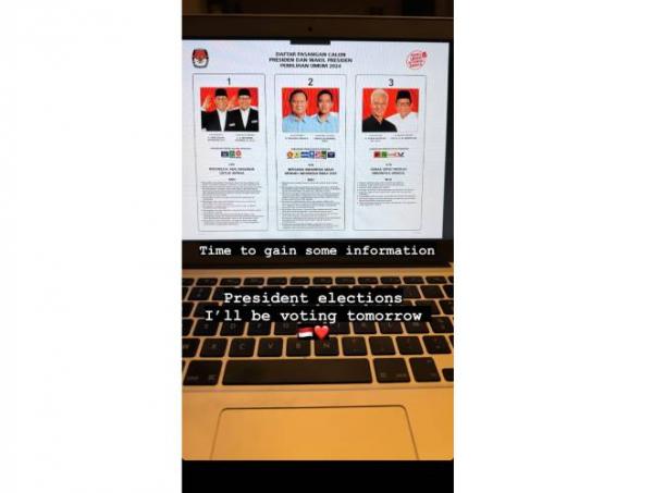 Sandy Walsh mencari informasi tiga calon presiden RI sehari sebelum melakukan pemilihan di KBRI Brussels. (Foto: Instagram @sandywalsh)
