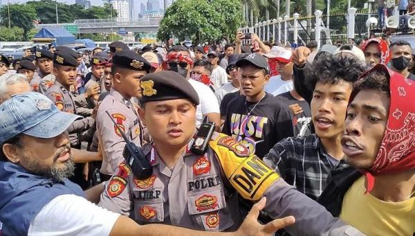 Demo Ricuh, Massa Pro Dan Kontra Pemakzulan Jokowi Bentrok Di Depan ...