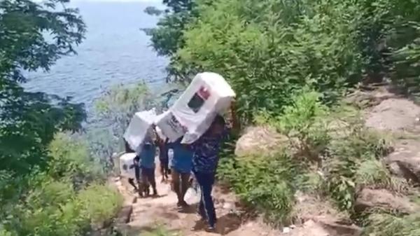 Dramatis, Petugas Bawa Logistik Pemilu Mendaki Gunung lewati Lembah di Ende NTT (Foto: Tangkapan Layar)