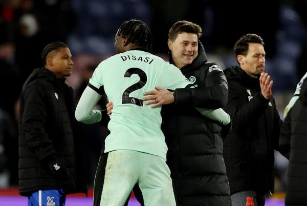 Pelatih Chelsea Mauricio Pochettino memeluk Axel Disasi merayakan kemenangan 3-1 atas Crystal Palace pada pekan ke-24 Liga Inggris 2023-2024 di Selhurst Park, London, Selasa (13/2/2024) pagi WIB. (Foto: REUTERS)