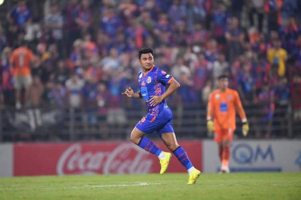 Asnawi Mangkualam melakoni debutnya bersama Port FC saat menang 4-3 atas Muangthong pada Liga Thailand 2023-2024 di PAT Stadium, Bangkok, Rabu (14/2/2024) malam. (Foto: Instagram @portfc_official)