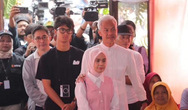 Ganjar Pranowo mencoblos di Semarang (Foto: Arif Juliantono)