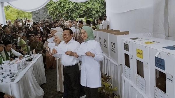 Cawapres Muhaimin Iskandar dan Keluarga Nyoblos di TPS 23 Kemang Jaksel