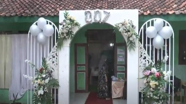 TPS Unik di Grobogan Bak Pesta Pernikahan 3 TPS Unik di Grobogan Bak Pesta Pernikahan, Warga Nyoblos Berasa Kondangan (Foto: iNews/Rustaman Nusantara)