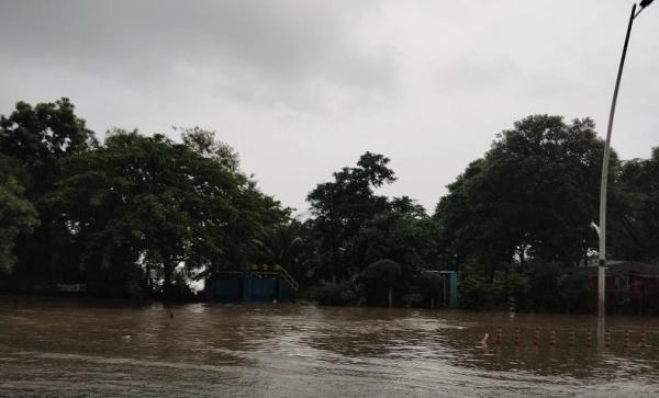 Banjir di Jakarta, Kali Dekat Waduk Ria Rio Meluap